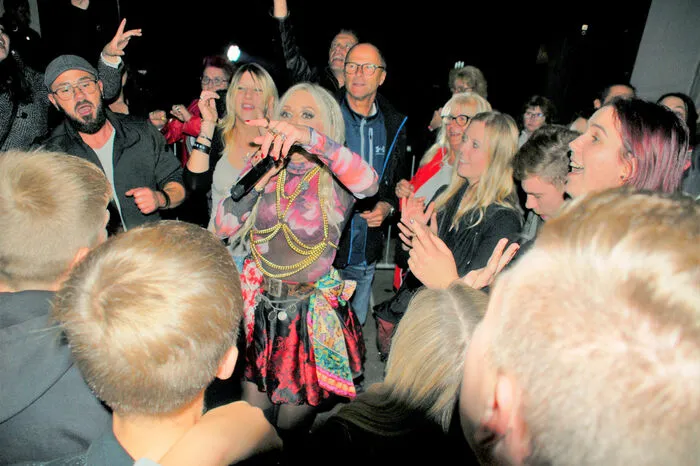 Sie mischte sich unter die Fans, um mit ihnen gemeinsam zu singen.