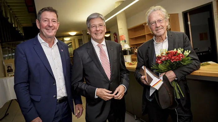 Der frisch gekürte Literaturnobelpreisträger mit Bürgermeister Josef Müller und dem Kärntner Landeshauptmann