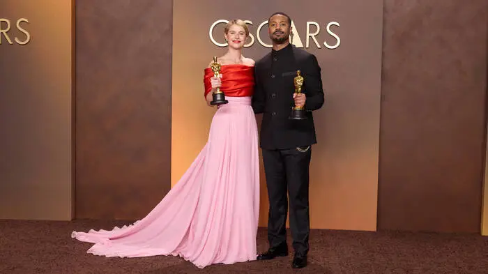 Jessie Buckley und Michael B. Jordan gehörten zu den großen Gewinnern des Abends. Beide sorgten mit ihren Dankesreden für große Emotionen im Dolby Theatre. Jordan dankte besonders allen schwarzen Preisträgern, die vor ihm gewonnen haben. Buckley widmete die Auszeichnung ihrer Tochter, ihrer Familie und dem Mutterdasein