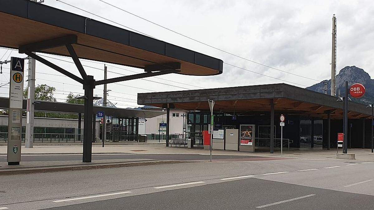 Der Vorfall soll sich an der Bushaltestelle am Bahnhof Liezen ereignet haben.