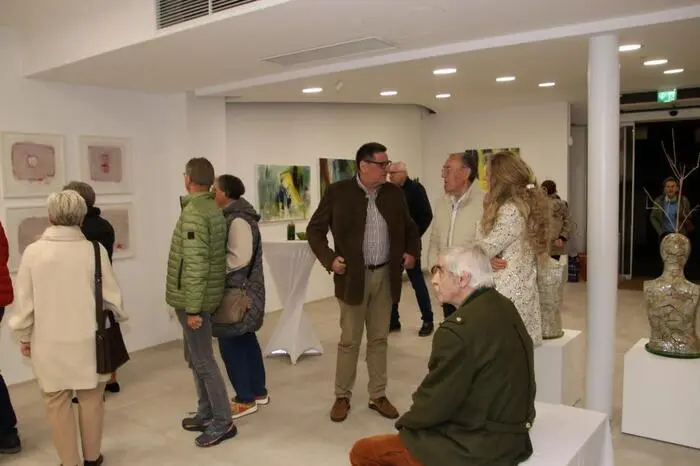 Zur Atmosphäre trägt auch der Ausstellungsort bei: Ein leerstehendes, großes und helles Geschäftslokal im Zentrum von Köflach.