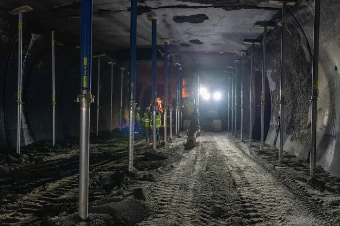 700 Steher haben die einsturzgefährdeten Betondeckenfelder gestützt. Zumindest fünf werden derzeit abgebrochen: Sie sind je 140 Quadratmeter groß und haben 80 Tonnen.