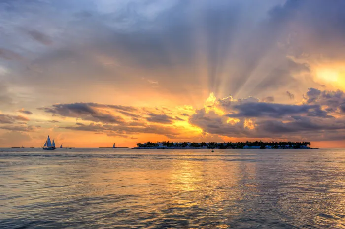 Das ehemals als Tank Island bekannte Treibstoffdepot für Key West wurde 1994 in Sunset Key umbenannt. Der Name ist Programm. Wenn allabendlich der atemberaubende Sonnenuntergang am Mallory Square gefeiert wird, haben alle, die der Sunset Celebration beiwohnen, einen perfekten Blick auf die kleine, knapp 500 Meter entfernte Insel, hinter der die Sonne im Meer versinkt und die Wolken in den prächtigsten Farben leuchten lässt.