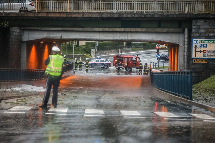 Mehrere Personen erlitten Verletzungen, Dächer stürzten ein, Autos wurden komplett zerstört. Der Schaden der Niederschläge ging in die Millionen.