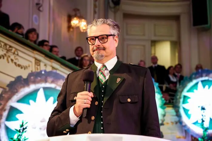 Ballmoderator Dorian Steidl hat selbst aufgehört zu zählen, wie oft er beim Oberlandlerball bereits durch den Abend führte