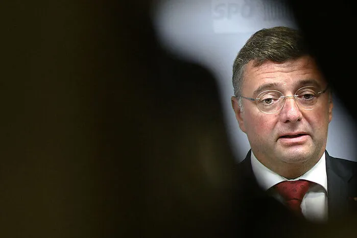 "Die, die reich sind, richten es sich mit bestechlichen Parteien." SPÖ-Vizeklubchef Jörg Leichtfried (SPÖ) reizt die ÖVP ...