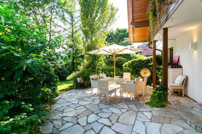 Im Sommer wird auf der Terrasse gewohnt.