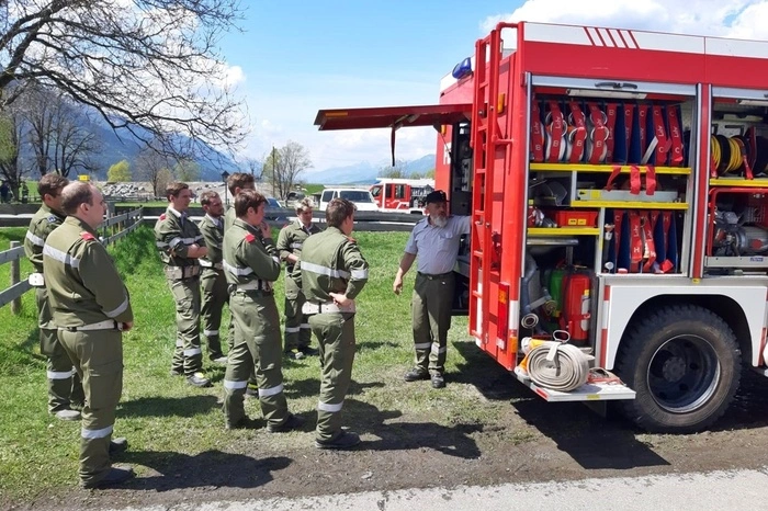 Welche Ausrüstung beinhaltet ein Feuerwehrfahrzeug und wie geht man damit um? Die jungen Florianis wissen Bescheid.