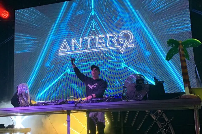 So lieferten am 11. Juni etwa DJs wie Fat Tony, Smurfy und Rudy Mc einen knalligen Auftakt. Auch Mitglieder des Veranstalterteams Stagefox Event Solutions - wie Andreas Kumpitsch (DJ Antero), Remy Windegger (DJ Rewind), Lukas Korditsch (DJ WideNoize) und Marcel Zechner (DJ Break That) - sorgten für Partystimmung, welche durch ein buntes Feuerwerk gekrönt wurde.