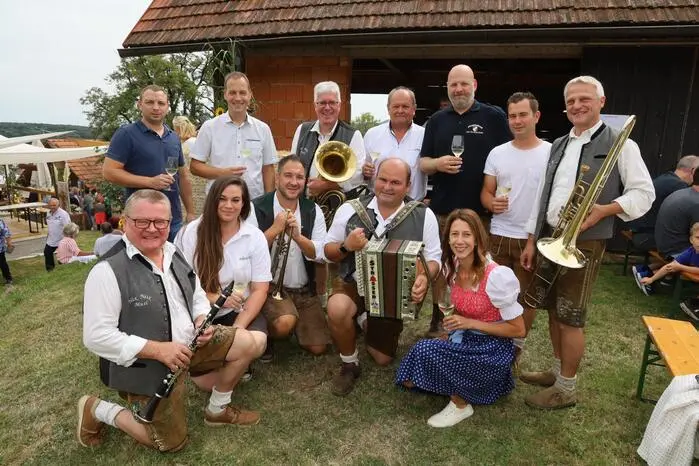Organisiert haben das Fest Manfred Seidl und Franz List von der FF Frutten-Gießelsdorf gemeinsam mit ihren Feuerwehrkameradinnen und -kameraden. Im Bild: Die Organisatoren im Kreise der Musikgruppe „Nix Musik“
