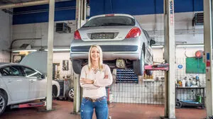 Zwar arbeitet Katrin Tscherntschitsch  heute hauptsächlich im Verkauf, trotzdem weiß sie, wie es in der Werkstatt läuft