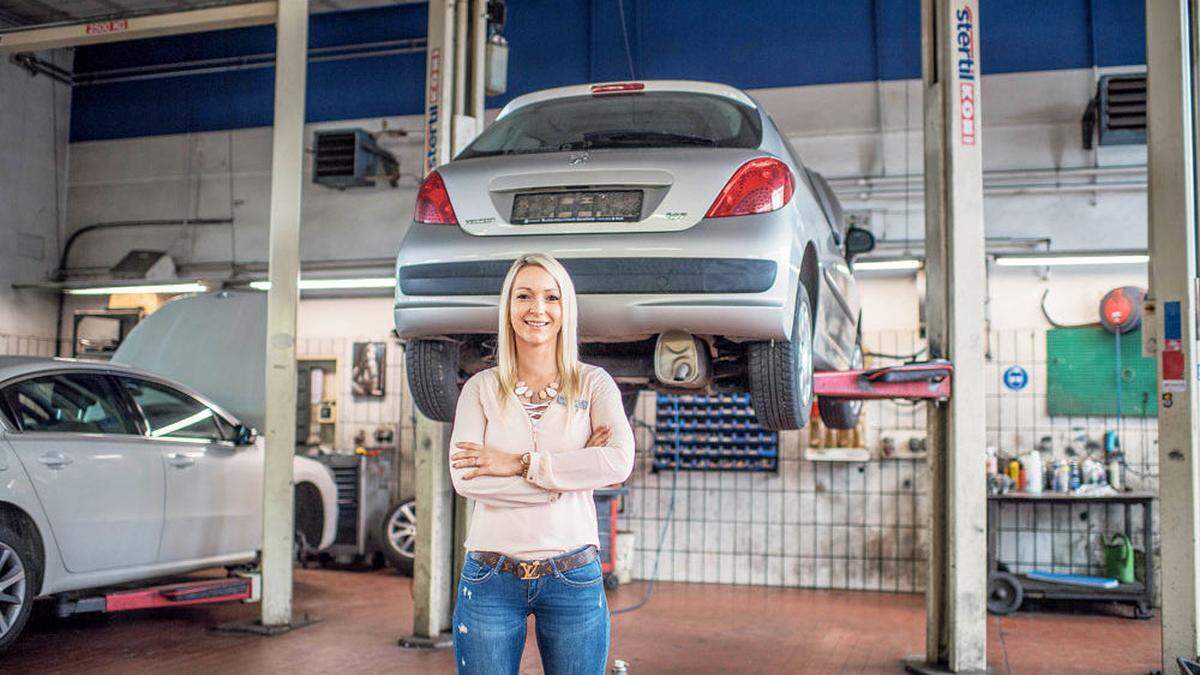 Zwar arbeitet Katrin Tscherntschitsch  heute hauptsächlich im Verkauf, trotzdem weiß sie, wie es in der Werkstatt läuft