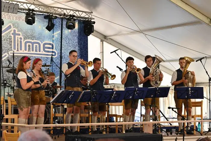 Vier Gruppen stellten sich dem musikalischen Wettbewerb, bewertet wurde die musikalische Qualität, das Auftreten und die Stimmung im Festzelt. 