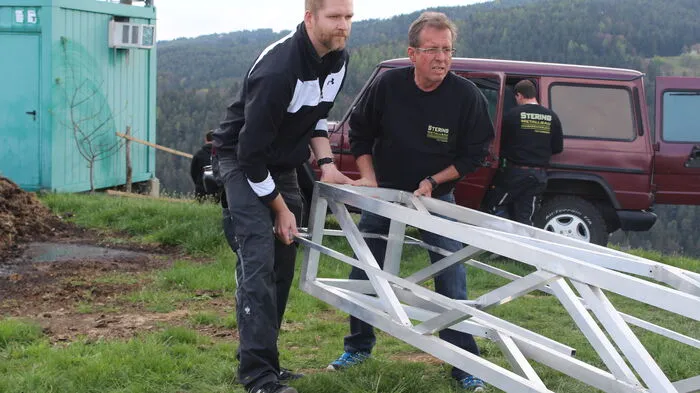 Klicken Sie sich durch die Fotos vom Aufstellen des beleuchteten Osterkreuzes am Pfennichkogel in Voitsberg!