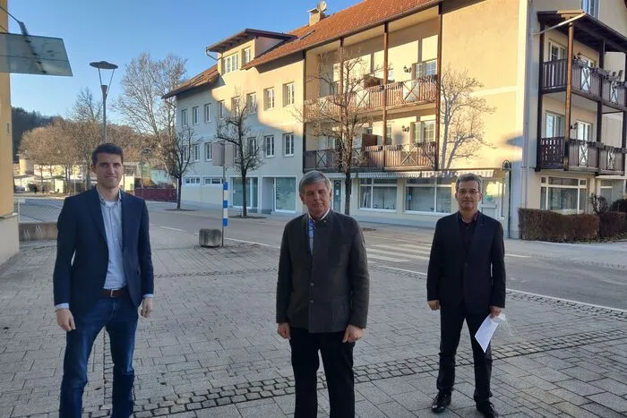 2. Vizebürgermeiter Philipp Glanzer (SPÖ), Bürgermeister Markus Perdacher (ÖVP) und 1. Vizebürgermeister Robert Schmidhofer (Liste Maria Wörth) nach der Ergebnisverkündung.