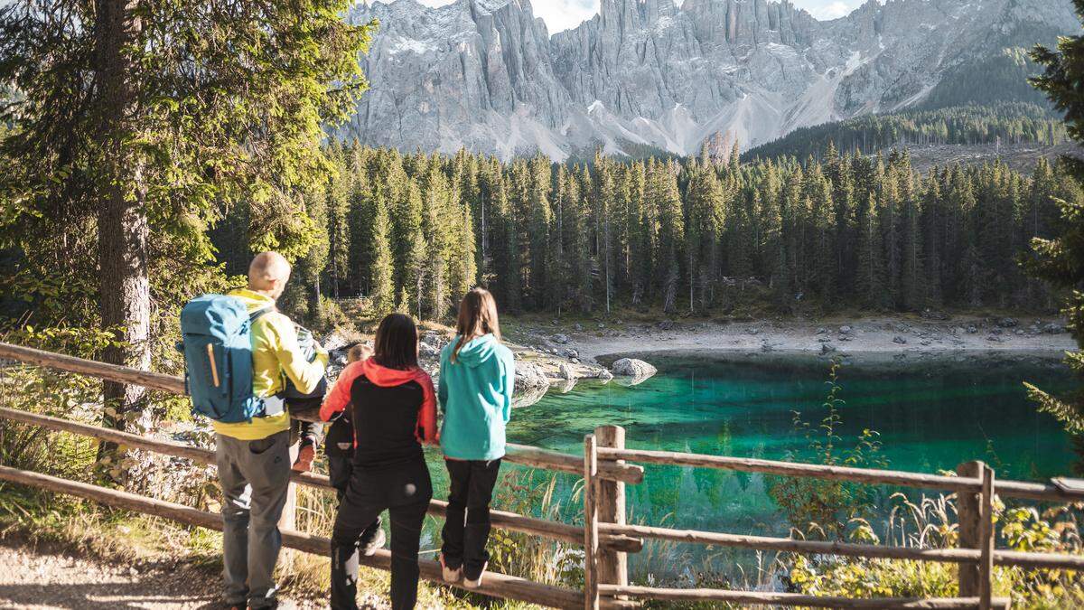 Der Blick vom Karersee auf den Latemar ist wohl weltberühmt