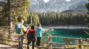 Der Blick vom Karersee auf den Latemar ist wohl weltberühmt