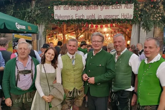 Der frühere Bierzeltchef Hermann Wimmer, die Abg.z.NR Corinna Scharzenberger, Altaussees Bürgermeister Gerald Loitzl, LH Christopher Drexler und zwei der neuen Bierzeltchefs Christian Fischer und Helmut Haidvogl