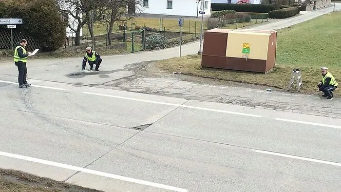 Die Polizei beim Vermessen der Unfallstelle