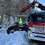 Der Pkw wurde mit dem Kran wieder auf die Straße gehoben 