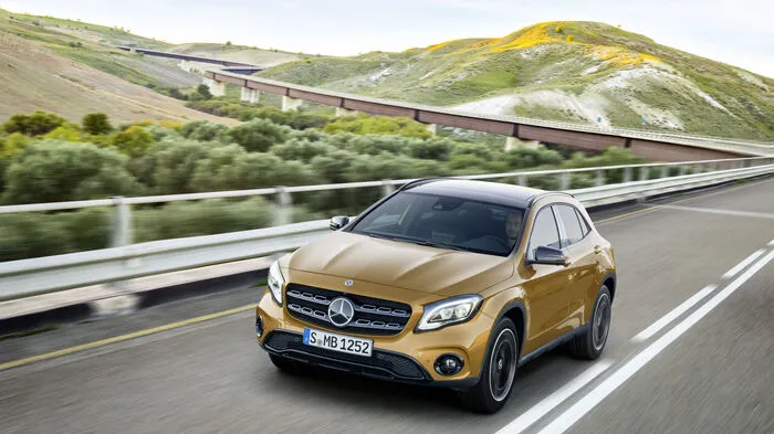 Präsentiert wurde der Mercedes GLA erstmals im Jahr 2013 und avancierte aus dem Stand zu einem Erfolgsmodell für die Stuttgarter. Jetzt ist es Zeit für eine Modellpflege.