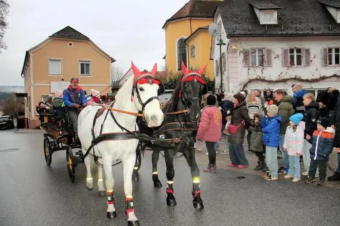 Abgerundet wurde der Nachmittag mit dem beliebten Kutschenfahren rund um den Markt mit den Kindern und Erwachsenen. 