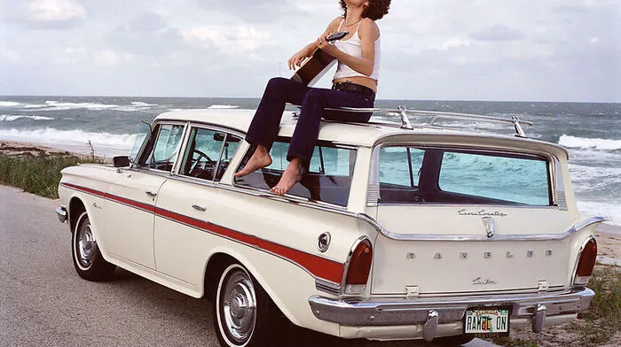 Liebeserklärungen der anderen Art: Libby Edelman hat in ihrem Buch „Lovin' My Car“ mit viel Schmäh und Herz 50 Geschichten von Frauen und deren Autos aufgezeichnet - und sie mit Leidenschaft und Hingabe fotografiert.