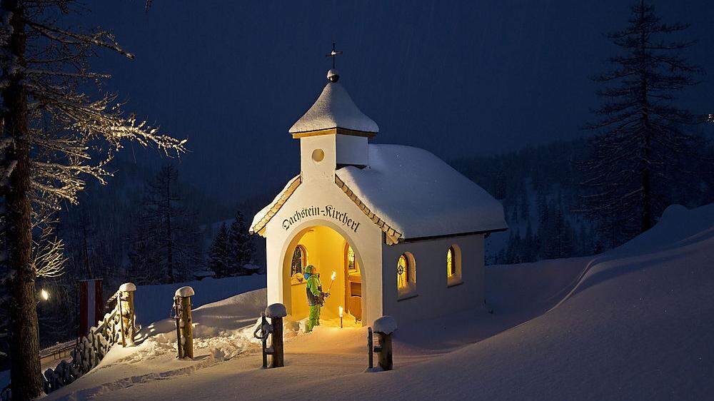 Das Dachsteinkircherl leuchtet in der Winternacht