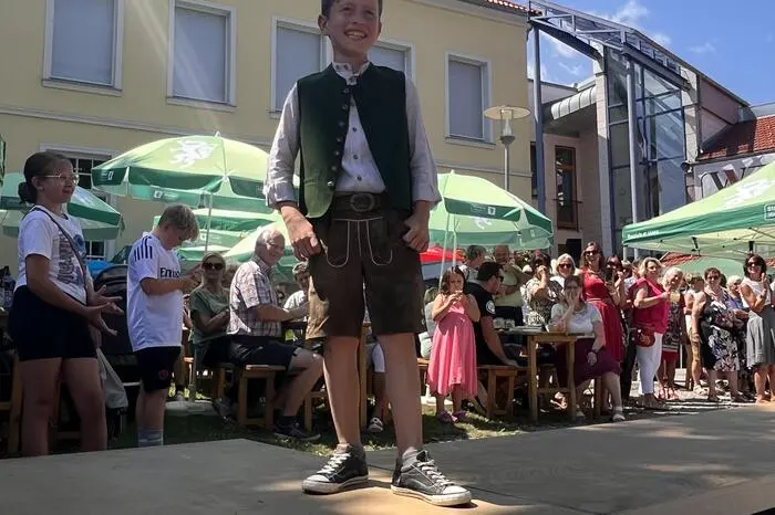Die Modenschau wurde von den Kindern in einer sportlichen Vorführung eröffnet. Gestaltet wurde sie von der „JK-New Generation“, gemeinsam mit den Kindern. 