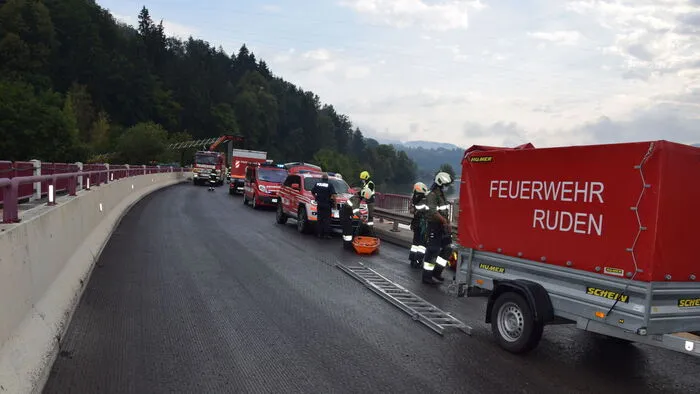 Die Bergung des Fahrzeuges mit Insassen aus der Drau nach einem fiktiven Unfall erfolgte über die derzeit gesperrte Stauseebrücke.