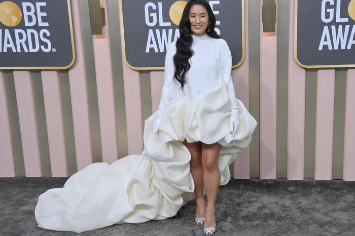 Wortwörtlich wie eine Wolke erschien Chloe Flower bei den 80. Golden Globes. Die Pianistin beflügelte nicht nur musikalisch, sondern lenkte mit der auffälligen Schleppe und den integrierten Handschuhen die Blicke auf sich.