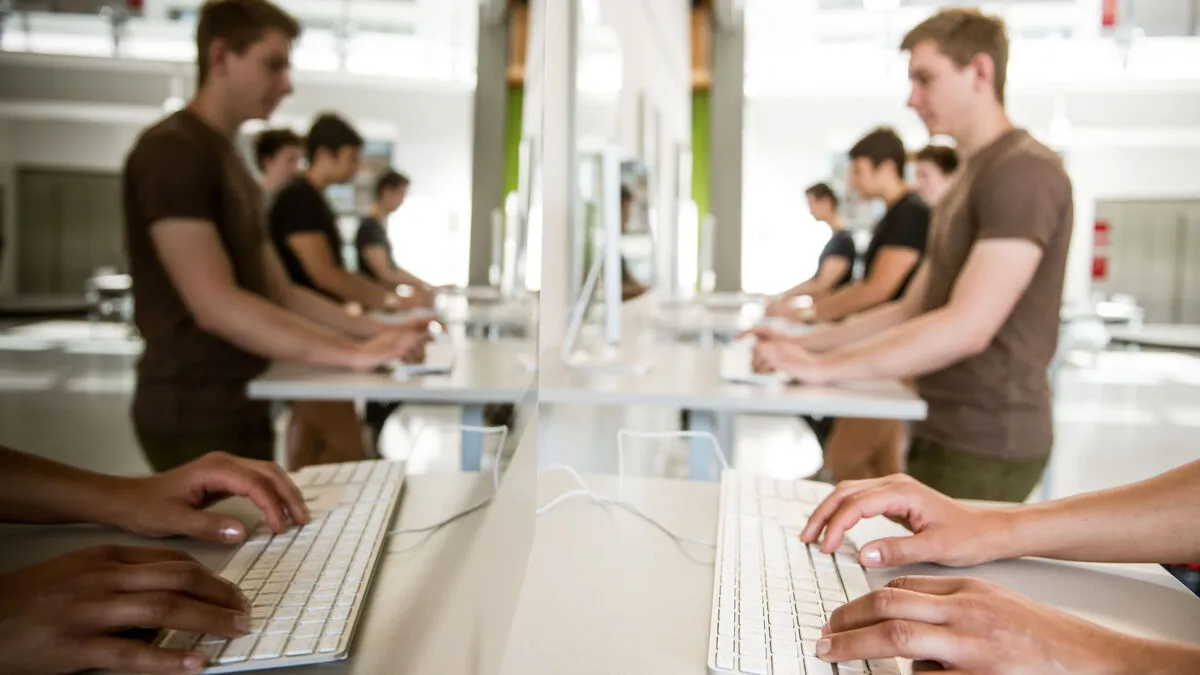 Die Studierenden von „Mobile Software Development“ werden zu Expertinnen und Experten in der mobilen Software-Entwicklung ausgebildet
