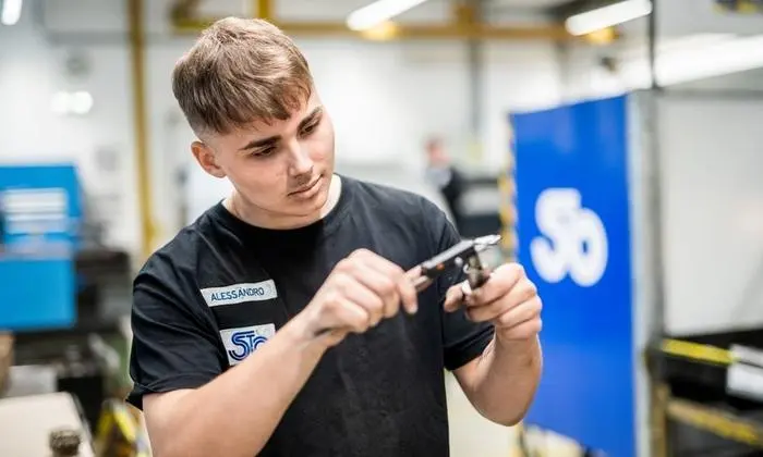 Seit zwei Jahren macht Alessandro Wegmann eine Lehre bei Stoelzle