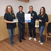 Von links: Ruth Andrea Gerl, der Maria Saaler Postenkommandant Harald Wiedermann, Obmann Gernot Stichhaller und Eva-Maria Steinwender
