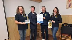 Von links: Ruth Andrea Gerl, der Maria Saaler Postenkommandant Harald Wiedermann, Obmann Gernot Stichhaller und Eva-Maria Steinwender