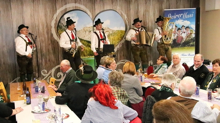 „1 Liter Bier, 1 Liter Wein“, so der Titel der CD, vereint den weststeirischen Klang althergebrachter Musikstücke mit neuen Kompositionen und Arrangements. Als Besonderheit ist herauszustreichen, dass die „Steirer Musi“ die CD-Stücke in der sogenannten „Hochstimmung“ aufgenommen hat.