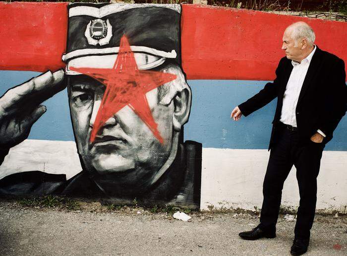 Valentin Inzko vor dem Wandgemälde von Ratko Mladić in Foča