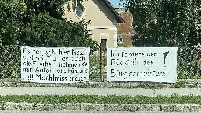Die Plakate hängen immer noch an der Hauptstraße