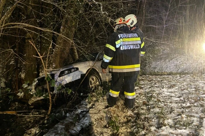 Auch in Eibiswald musste die Feuerwehr schneebedingt ausrücken: Ein Auto rutschte von der Straße ab und krachte in einen Baum