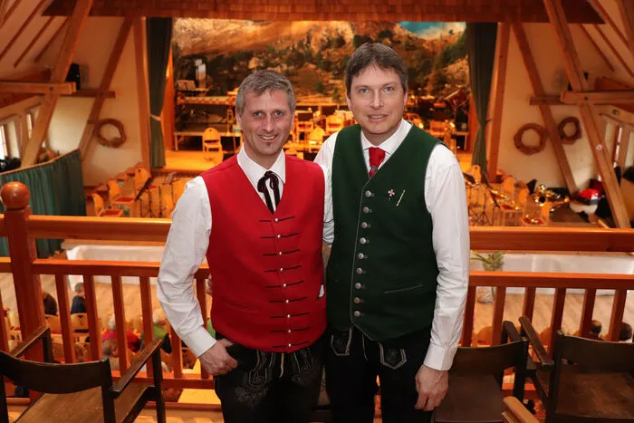 Am Foto von Links die Blasmusik-Obmänner: Robert Kocher und Johannes Dörfler.