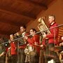 Musiker der Musikkapelle Assling stehen auf einer Bühne