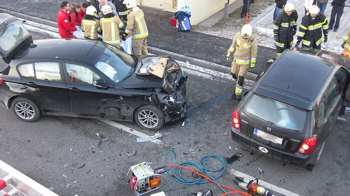 Feuerwehr musste Verletzten aus Auto schneiden 
