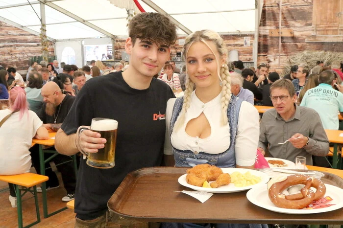 Warum die Gäste gerne bei Stadl-Chef Sandro Dobesch (Foto) einkehren? Es sind nicht nur die knusprigen Backhendln, auch Schweinsbraten und Kärntner Käsnudel sind sehr gefragt. 