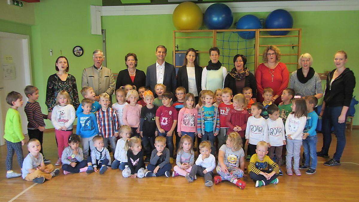 Die Kindergartenkinder beim Besuch von Bürgermeister Wolfgang Dolesch und Bildungslandesrätin Ursula Lackner