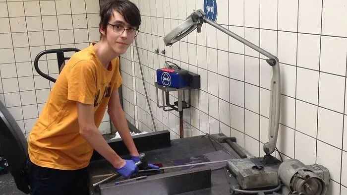Sebastian Hetmann (18) aus Bruck verbringt einen Teil seiner Ferienzeit im Betrieb von Boehlerit.