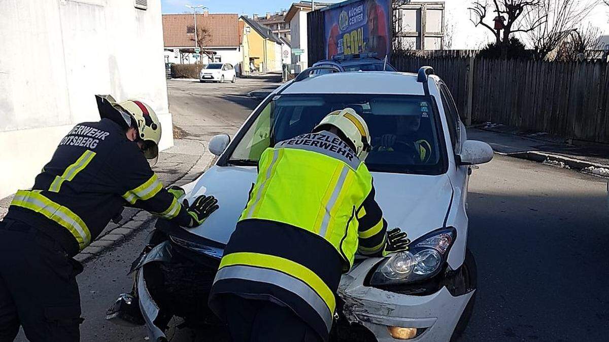 Die Feuerwehr entfernte die beschädigten Autos von der Straße