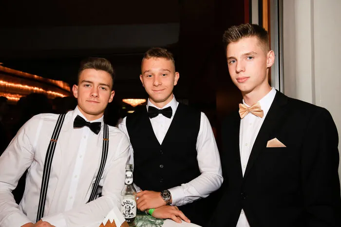 Klicken Sie sich durch die Bilder des Ball-Abends!