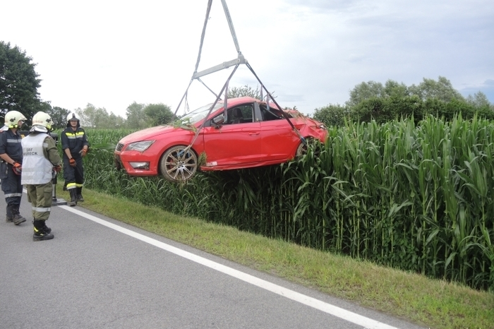 Der Fahrer konnte sich - leicht verletzt - selbst aus dem Auto befreien.