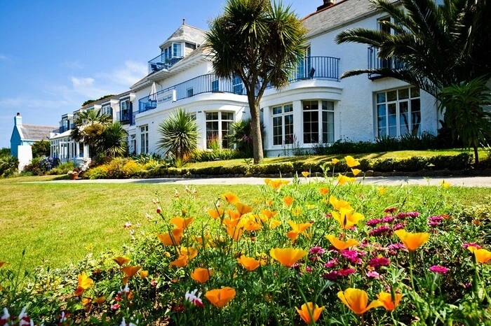 The White House Hotel. Im einzigen Hotel auf der autofreien 80-Bewohner-Insel Herm bleiben Fernseher, Telefone oder Uhren draußen - und die Zeit stehen ...