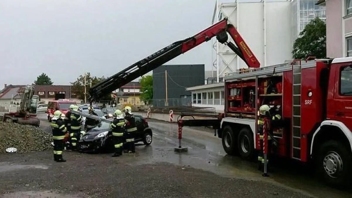Die Feuerwehr Weiz hob den Pkw mit dem Kran aus der Baugrube